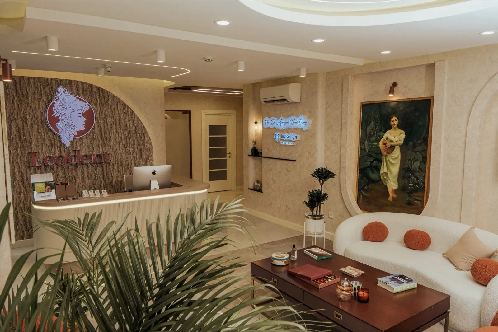 Leodent Dental Clinic — resepsiyon ve bekleme alanı